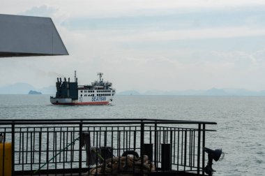 Koh Samui Adası, Tayland - 15 Aralık 2019: Seatran Feribotu Donsak Pier Surat Thani eyaletinden Tayland 'daki Koh Samui adasına yolcu taşıyor.
