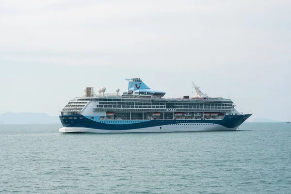 Koh Samui island, Thailand - December 15, 2019: Cruise ship of the TUI Cruises company sails in the Gulf of Thailand. — Stock Photo, Image