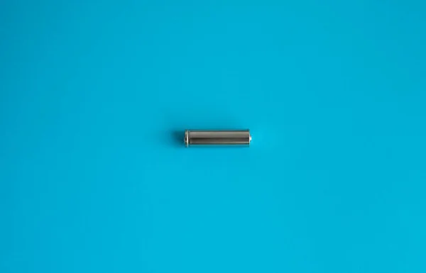 Μια επαναφορτιζόμενη μπαταρία σε μπλε φόντο. Ασημί αλκαλική μπαταρία AA για διαφορετική συσκευή. Ενέργεια. — Φωτογραφία Αρχείου