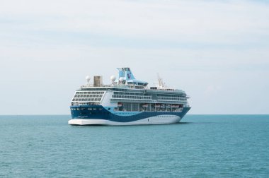 Koh Samui Adası, Tayland - 15 Aralık 2019: TUI Cruises şirketinin seyahat gemisi Tayland Körfezi 'nde..