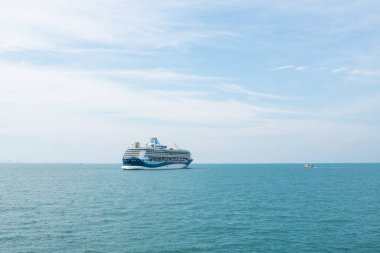 Koh Samui Adası, Tayland - 15 Aralık 2019: TUI Cruises şirketinin seyahat gemisi Tayland Körfezi 'nde..