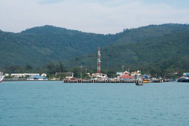 Koh Samui Adası, Tayland - 15 Aralık 2019: Koh Samui feribot terminali.