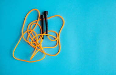 Mavi arka planda ip atlamak. İp atla.