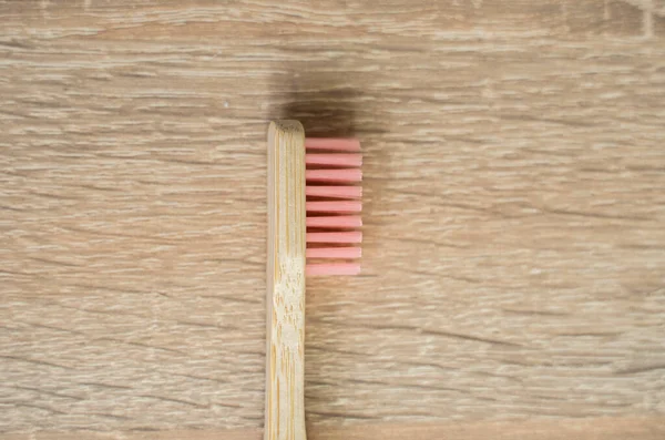 Escova de dentes de bambu ecológica em uma mesa. Sem desperdício. Escova de dentes biodegradável. — Fotografia de Stock