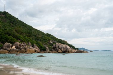 Tayland 'da bir dağı olan kristal mavi suyu olan tropik bir sahil..