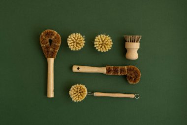 Evi eko-temizlik için fırçalar, yeşil bir yüzeyde kimyasallar olmadan bulaşık ve yüzey yıkamak için. Mutfak temizliği konsepti sıfır. Çevre dostu doğal temizlik bambu tabağı fırçaları.