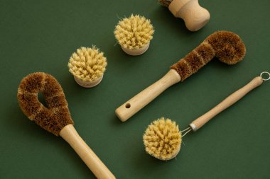 Evi eko-temizlik için fırçalar, yeşil bir yüzeyde kimyasallar olmadan bulaşık ve yüzey yıkamak için. Mutfak temizliği konsepti sıfır. Çevre dostu doğal temizlik bambu tabağı fırçaları.