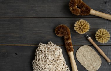 Sıfır atık. Çevre dostu temizlik fırçaları, pamuk torbaları ve lif lifleri. Doğal ve yeniden kullanılabilir ögeler aksesuarları.