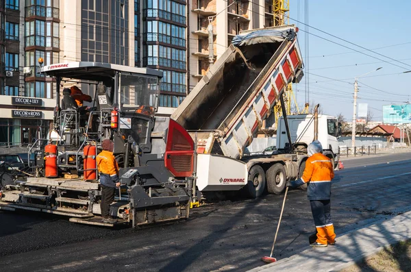 KYIV, UKRAINE - September 10, 2020: Industriell asfaltläggare maskin som lägger färsk asfalt på väg byggarbetsplats på gatan. — Stockfoto