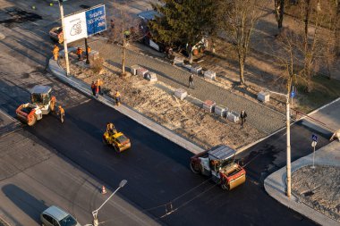 KYIV, UKRAINE - 10 Eylül 2020: Ağır asfalt yol silindirli ağır titreşimli paten sıkıştırıcısı, bir cadde üzerindeki yol inşaatında yeni bir sıcak asfalta baskı yapıyor..