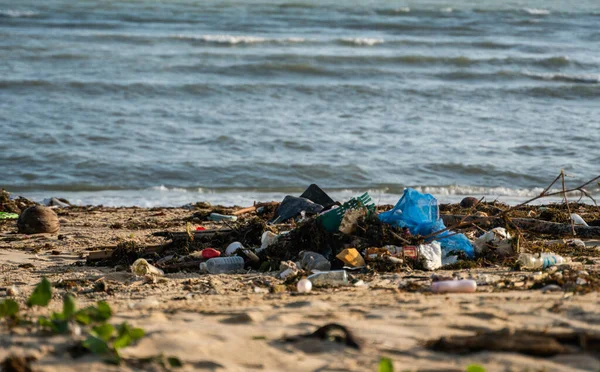 KOH SAMUI, THAILAND - 15. Dezember 2019: Strandverschmutzung durch Plastikflaschen und anderen Müll am Meeresstrand der Insel Koh Samui. Dieser Müll wurde von Meerwasser in die Küste geweht. — Stockfoto