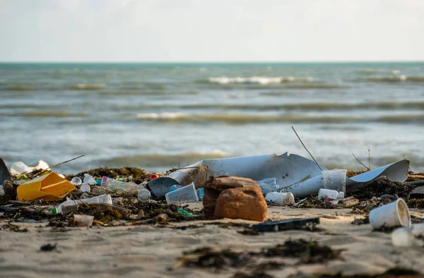 KOH SAMUI, THAILAND - 15. Dezember 2019: Strandverschmutzung durch Plastikflaschen und anderen Müll am Meeresstrand der Insel Koh Samui. Dieser Müll wurde von Meerwasser in die Küste geweht. — Stockfoto