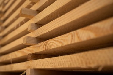 Ahşap kenarların ayrıntılı görünümü kaba testere kesiklerini ve dokusunu gösteriyor, ham yapı malzemesi ve doğal kereste endüstrisini temsil ediyor..