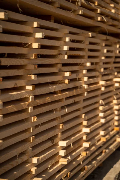 Büyük yığınlara istiflenmiş ahşap kalaslar. İnşaat, marangozluk ve ahşap işçiliği için hazırlanmış doğal kereste malzemesi. Kereste endüstrisini ve inşa etmeyi sembolize ediyor..
