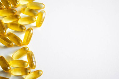 Beyaz masada sarı omega-3 balık yağı kapsülleri. Sağlıklı destek kavramı besin, sağlık, vitamin, sağlık, tıbbi tedavi ve yaşam tarzını sembolize eder..