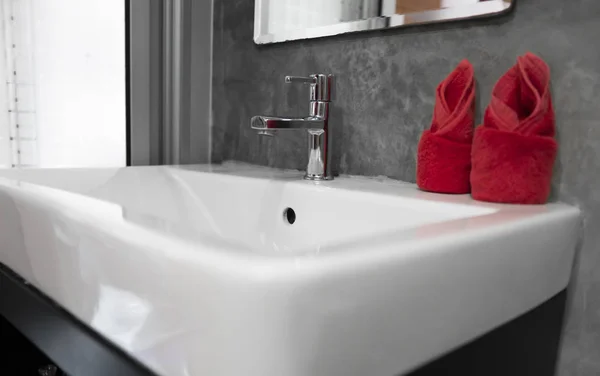 Moderner Edelstahl Wasserhahn Mit Waschbecken Und Zwei Roten Handtuchern Darauf Gegenentwurf Badezimmereinrichtung Zeitgenossisch Luxus Und Stilvolles Design Badezimmer Mit Betonwanden Mobel Keramik Stock Photo 307313468