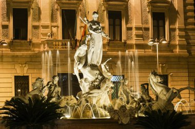 Syracuse, Sicilya Arşimet Meydanı'ndaki Diana Çeşmesi - İtalya.