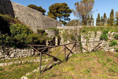İtalya 'nın Syracuse ili, Palazzolo Acreide' deki Akrai Arkeolojik Bölgesi 'nde Intagliatella Quarry' nin Doğal Manzaraları. 