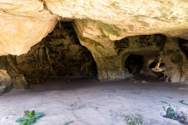 İtalya, Syracuse ili Palazzolo Acreide 'deki Latomia dell Intagliata Arkeolojik Görüş Alanı. 