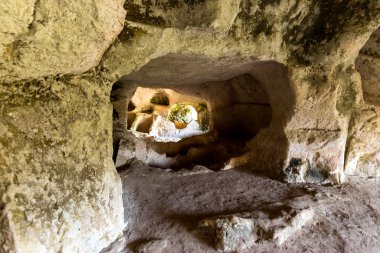 İtalya, Syracuse ili Palazzolo Acreide 'deki Latomia dell Intagliata Arkeolojik Görüş Alanı. 