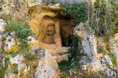 İtalya, Syracuse ili Palazzolo Acreide 'deki Latomia dell Intagliata Arkeolojik Görüş Alanı. 
