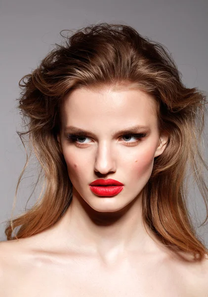 Retrato Estudio Mujer Atractiva Con Labios Rojos Peinado Ondulado — Foto de Stock