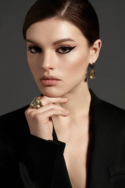 Módní Portrét Mladé Brunetka Model Krásným Make Upu Sobě Elegantní — Stock fotografie