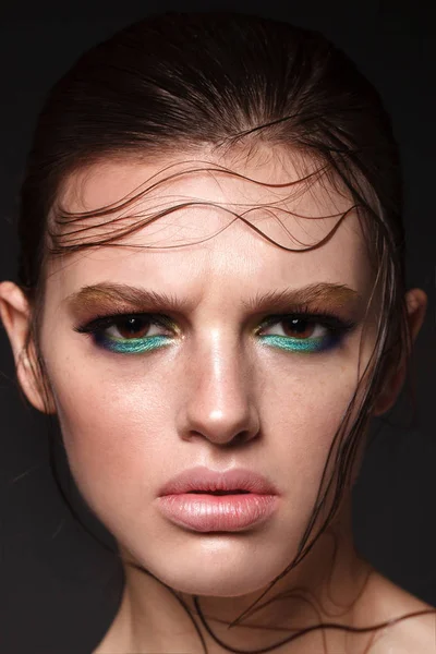 Portrait Brunette Model Green Eyeliner Wet Hair — Stock Photo, Image