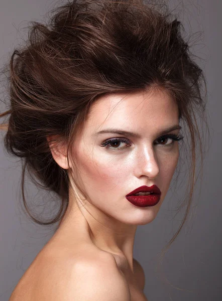 Retrato Hermosa Mujer Morena Glamorosa Con Maquillaje Brillante Peinado Elegante — Foto de Stock