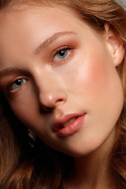 uzun kıvırcık saç ve çıplak makyaj güzel genç kadın portresi kapatın