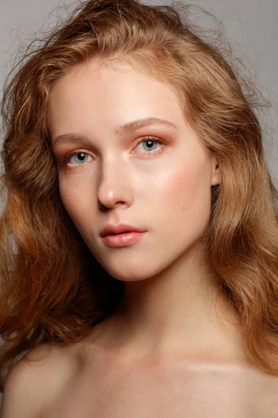 Retrato Estudio Hermosa Mujer Joven Con Maquillaje Desnudo Pelo Rizado — Foto de Stock
