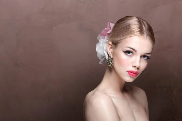 Νεαρή Ξανθιά Γυναίκα Ροζ Χείλη Και Τριαντάφυλλα Στα Μαλλιά Της — Φωτογραφία Αρχείου