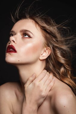 Studio moda portre koyu makyaj, boynunu dokunmadan kırmızı dudaklar ile genç esmer kız 