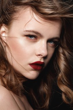 Studio moda portre koyu makyaj, siyah zemin üzerine kırmızı dudaklar ile genç esmer kız.