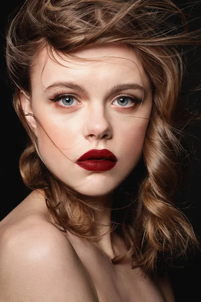 Estudio Retrato Moda Joven Morena Con Maquillaje Oscuro Labios Rojos — Foto de Stock