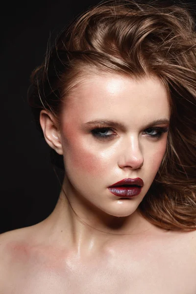 Estudio Retrato Moda Chica Joven Con Maquillaje Oscuro Sobre Fondo — Foto de Stock