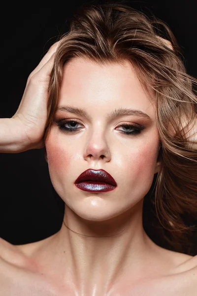 Estudio Retrato Moda Chica Joven Con Maquillaje Oscuro Sobre Fondo — Foto de Stock
