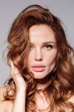 güzel model doğal çıplak ile portre yapmak dalgalı saçları dokunmadan