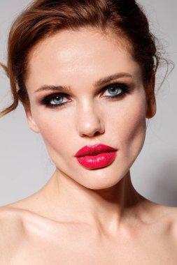 Kırmızı dudaklar ve dalgalı saçlı güzel kadın modeli Studio portresi
