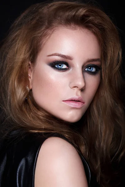 Retrato Moda Atractiva Modelo Femenina Joven Con Labios Rosados Ojos — Foto de Stock