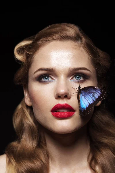 Primer Plano Retrato Hermosa Mujer Rubia Con Labios Rojos Mariposa — Foto de Stock