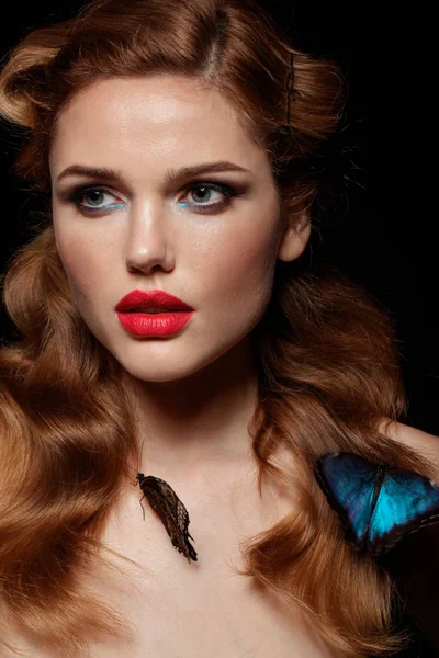 Retrato Una Hermosa Mujer Rubia Con Labios Rojos Dos Mariposas — Foto de Stock