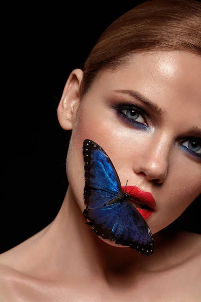 Primer Plano Retrato Hermosa Modelo Femenina Con Mariposa Exótica Azul — Foto de Stock