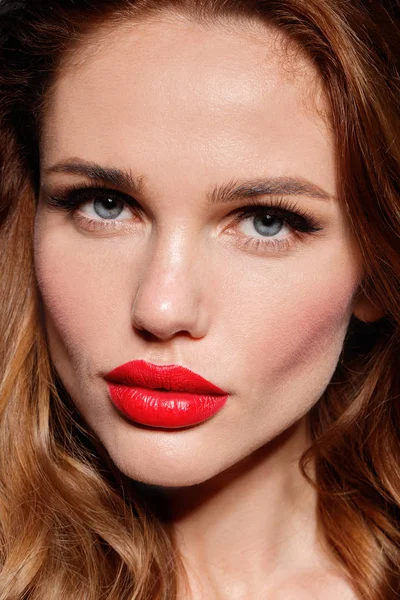 Primer Plano Retrato Hermosa Modelo Femenina Con Labios Rojos Cabello — Foto de Stock