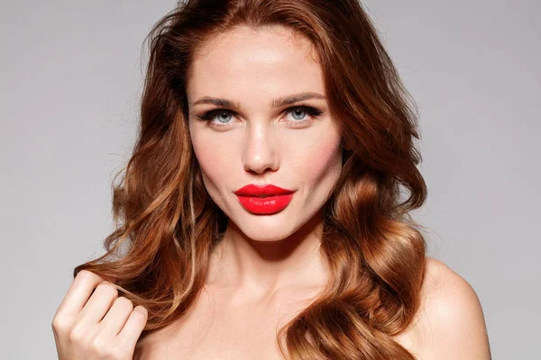 Krásný Ženský Model Červenými Rty Vlnité Vlasy Úsměv Pózuje Šedé — Stock fotografie