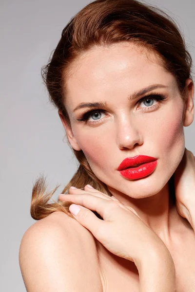 Retrato Estudio Hermosa Modelo Femenina Con Labios Rojos Cabello Ondulado — Foto de Stock