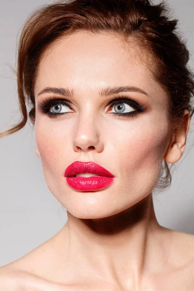 Retrato Estudio Hermosa Modelo Femenina Con Labios Rojos Cabello Ondulado — Foto de Stock