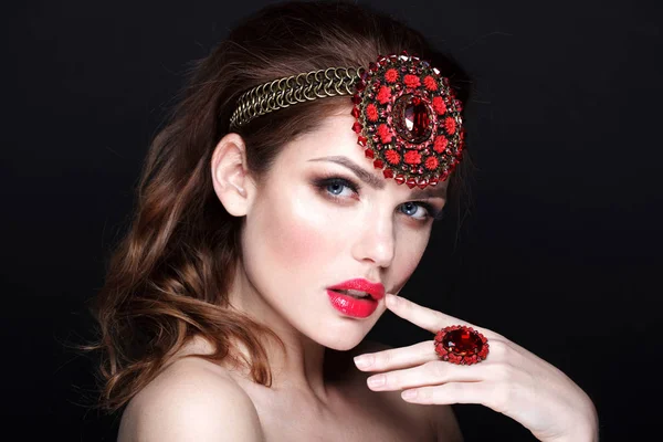 Krásná Mladá Žena Červenými Rty Luxusní Šperky Černém Pozadí Módní — Stock fotografie