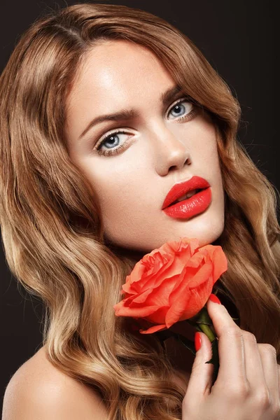 Detailní Záběr Portrét Krásné Ženské Modelu Červenými Rty Vlnité Vlasy — Stock fotografie