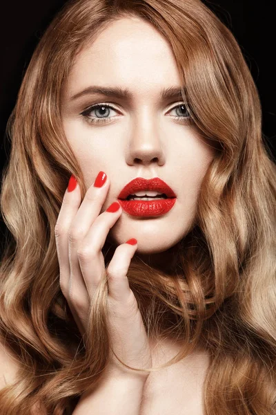 Közelről Piros Ajkak Hullámos Haj Arcán Megható Szép Női Modell — Stock Fotó